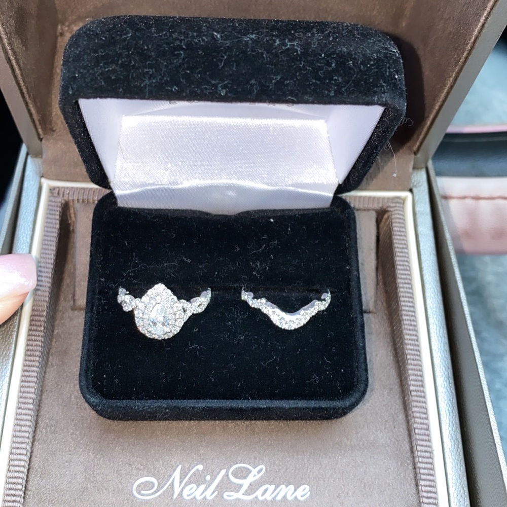 A beautiful 21/2 tg Neil lane engagement ring.